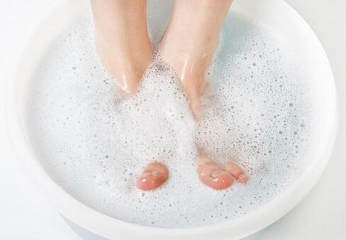 Bagno di soda per il trattamento dei funghi delle unghie